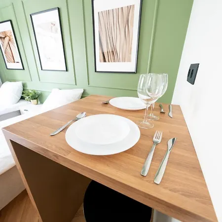 Ξενοδοχείο με διαμερίσματα Oasis Airport By Revalhome